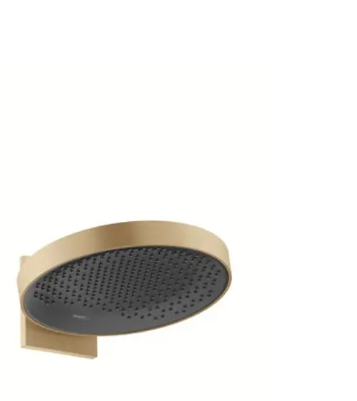 Hängende Kopfbrause in gebürstetem Bronze-Finish mit runder Form und punktierter Düse, installiert an Wand, von Hansgrohe.